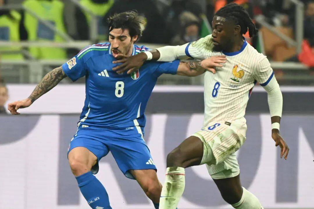 แมนเชสเตอร์ ยูไนเต็ด ตั้งเป้าหมายใหม่ในการเสริมทัพ! พวกเขาได้เล็งเป้าไปที่ดาวรุ่งพุ่งแรงของโรม่าอย่าง โกเน่ ซึ่งเพิ่งสร้างชื่อให้ตัวเองเป็นกองกลางตัวรับตัวเลือกแรกของทีมชาติฝรั่งเศส