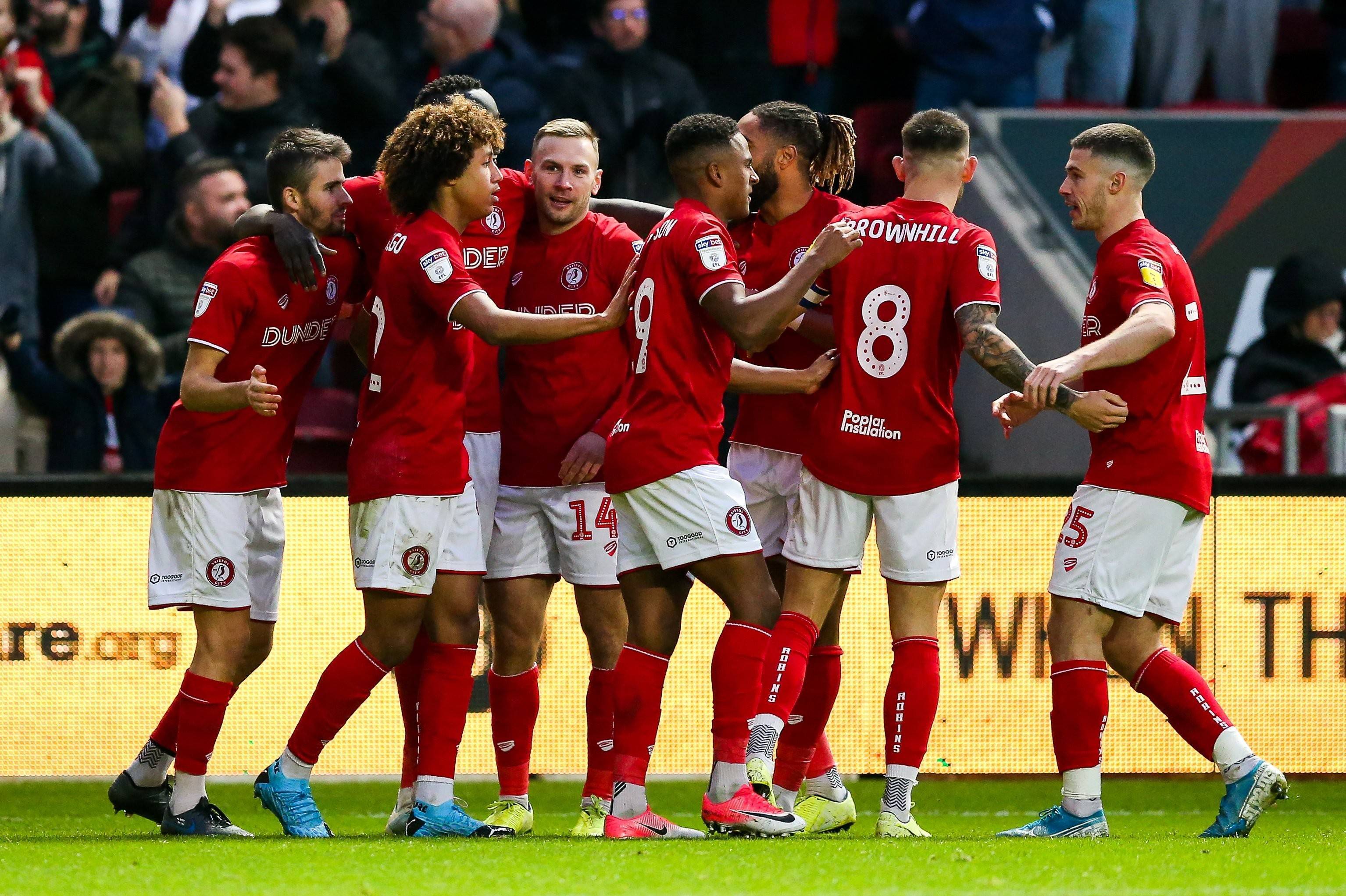 การแข่งขันชิงแชมป์: เร็กซ์แฮม พบกับ บริสตอล ซิตี้ การแข่งขัน: การป้องกันและการโจมตี