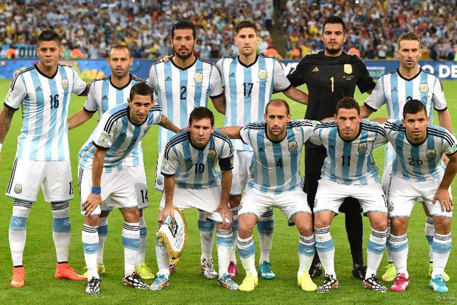 วันเสาร์ 036 การเผชิญหน้าในบุนเดสลีกา: ไบเออร์ เลเวอร์คูเซ่น เปิดบ้านรับ โบรุสเซีย ดอร์ทมุนด์ ในการปะทะกันระหว่างยักษ์ใหญ่ที่กำลังไล่ล่าแชมป์ การปะทะกันระหว่างเกมรุกและเกมรับ ความสามารถในการโจมตีทำลายแนวรับ ไอน์ทรัค แฟรงค์เฟิร์ต