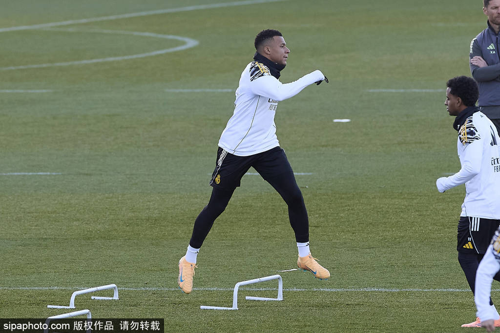 ดาวรุ่งพุ่งแรงของเรอัล มาดริด มูลค่า 150 ล้านยูโร ถูกเรียกติดทีมชุดใหญ่! กองหลังดาวรุ่งวัย 18 ปีได้รับโอกาสติดทีมชาติครั้งแรก ขณะที่ลิเวอร์พูลและดอร์ทมุนด์ต่างแย่งชิงตัวเขา – แต่ราชันชุดขาวปฏิเสธที่จะขาย ฮวน มาร์ติเนซ บาเลนเซีย ยัง บอยส์