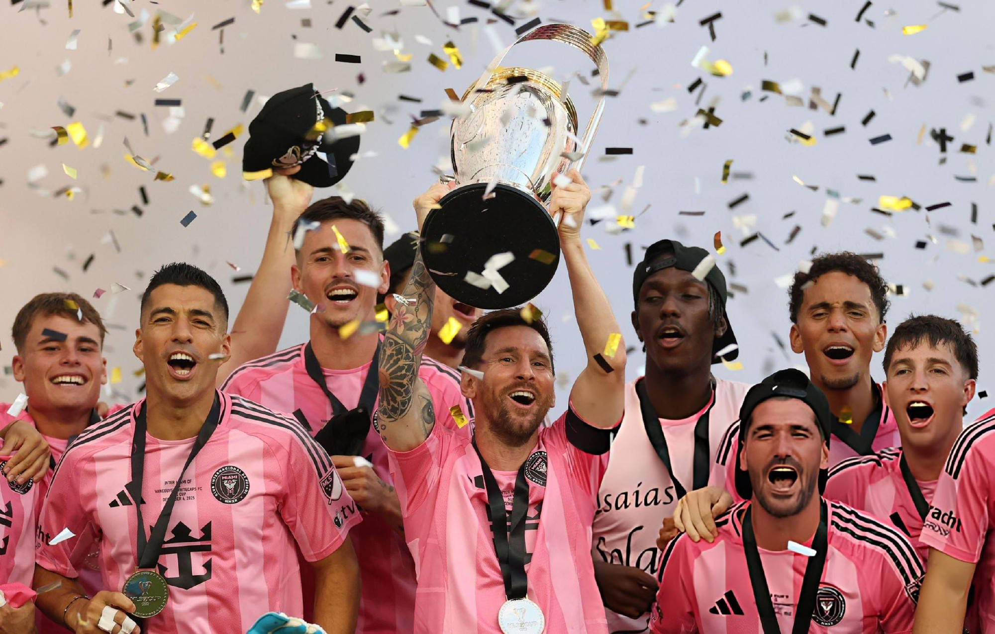 เมสซี่ทำประตูได้มากกว่ากองหน้า ทำแอสซิสต์ได้มากกว่ากองกลาง! เขายังคว้าแชมป์ได้มากกว่าสโมสรอื่น! และเขาคว้าแชมป์ทั้งหมด! _รอบชิงชนะเลิศ_ _ลีกชั้นนำ 5 อันดับแรก_ _บาร์เซโลนา_