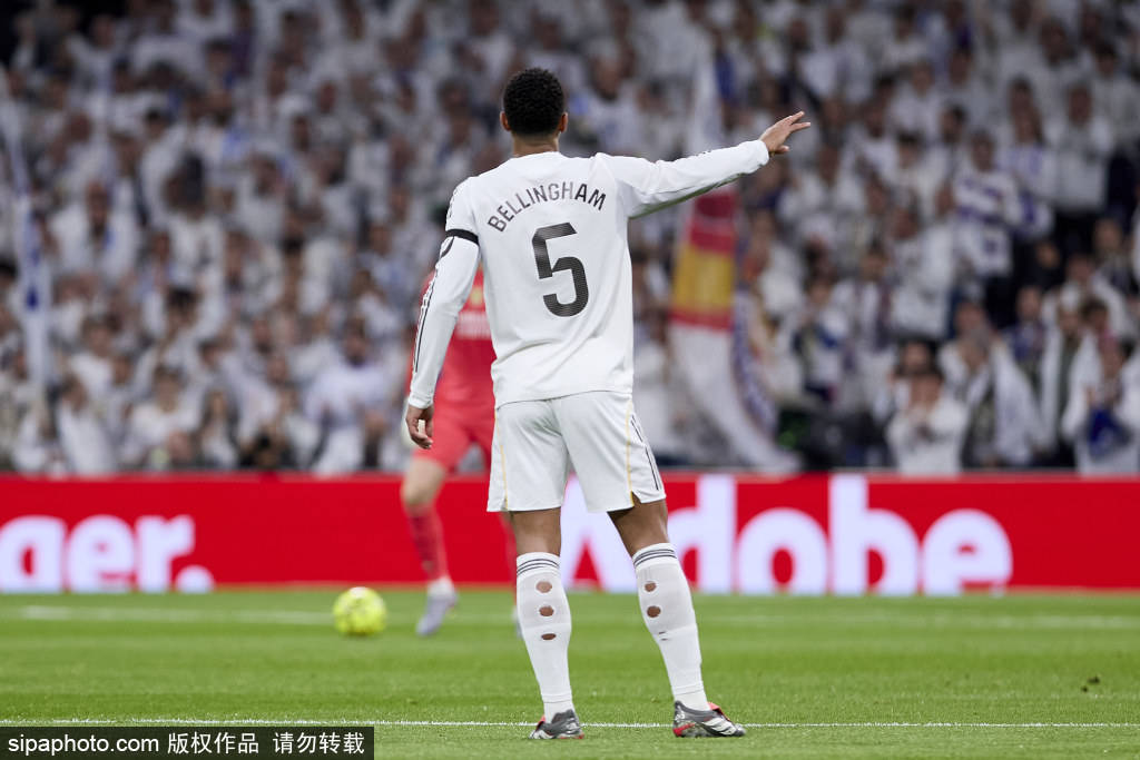 ใบแดงสมควรแล้ว! ตำแหน่งฟรีคิกของเรอัล มาดริดขยับไปข้างหน้าหนึ่งสนามหญ้า คาร์เรราสบ่นผู้ตัดสินอย่างรุนแรง ได้รับใบเหลืองหนึ่งใบและใบแดงอีกหนึ่งใบ