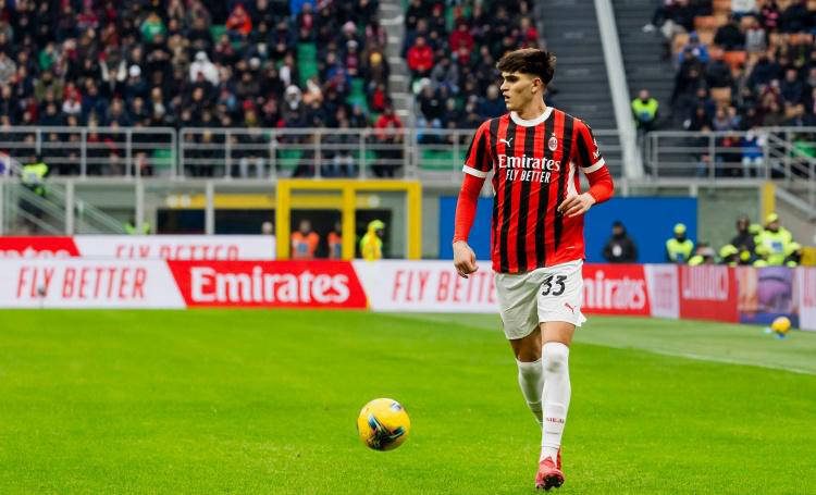 ดาวรุ่งวัย 20 ปีรับภาระหนักฝั่งซ้ายของเอซี มิลาน: โดดเด่นกว่าคู่แข่งหน้าใหม่ท่ามกลางความสนใจจากยักษ์ใหญ่พรีเมียร์ลีกหลายทีม_บัตซัค_นักเตะ_กัลโช่ เซเรีย อา