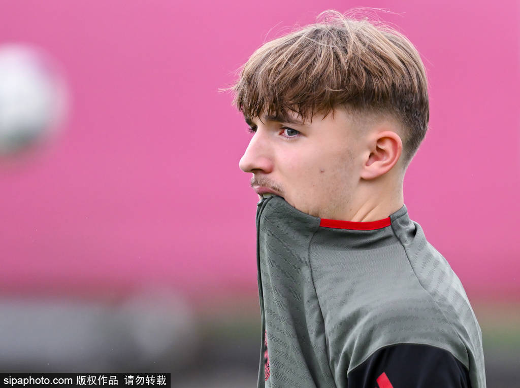 การเปิดเผยความซับซ้อนของเงินเดือนเบื้องหลังการต่อสัญญาของกนาบรี: ทิศทางใหม่ของบาเยิร์น! _แฟน_ฤดูกาล_อนาคต