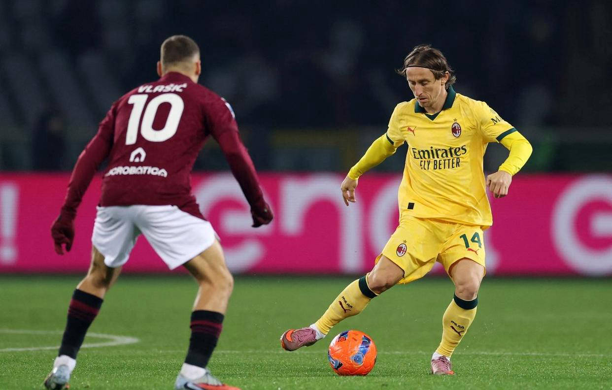 การแข่งขันเซเรีย อา นัดที่ 14 ปิดฉากลงด้วยการที่เอซี มิลาน พลิกสถานการณ์กลับมาคว้าชัยชนะอย่างดราม่า ครองตำแหน่งจ่าฝูง พร้อมก่อให้เกิดการเปลี่ยนแปลงครั้งใหญ่ในตารางคะแนน การแข่งขัน: อูดิเนเซ่ พบ อินเตอร์ มิลาน