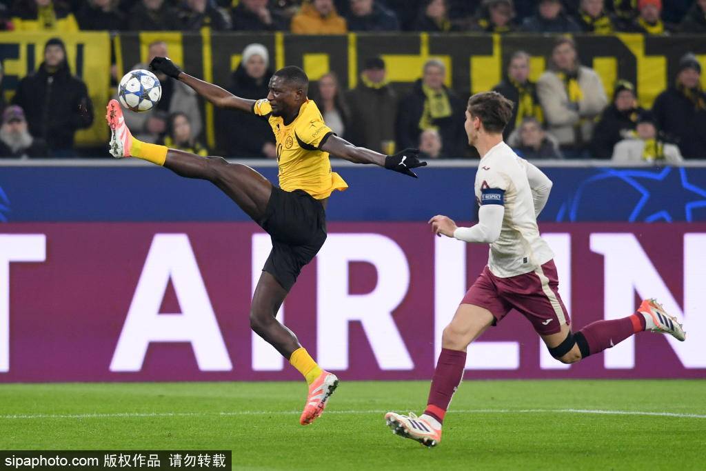 แฟนสาวอยากอยู่ในเมืองใหญ่! อาเดเยมีอาจอำลาดอร์ทมุนด์ ขณะที่บาร์เซโลนาและยักษ์ใหญ่อื่น ๆ จับตามอง_อินเตอร์ มิลาน_อาร์เซนอล_แมนเชสเตอร์ ยูไนเต็ด