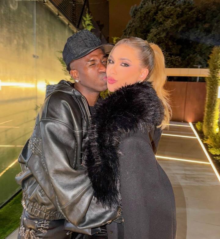 เตือนความหวาน! วินิซิอุสและแฟนสาวจูบแก้มกันหวานซึ้ง (ภาพ)_Virginia_Photo_Includes