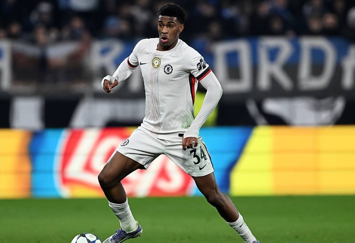 เพื่อเสริมความแข็งแกร่งในแนวรับ แมนเชสเตอร์ ซิตี้ ได้เล็งเป้าไปที่กองหลังสารพัดประโยชน์ของเชลซี โดยมีบาเยิร์น มิวนิค เข้ามาร่วมวงแย่งชิงด้วย อย่างไรก็ตาม สิงห์บลูส์ยังคงยืนกรานไม่เปลี่ยนแปลง _อา ชาง ปัง_ ศึกยูฟ่าแชมเปียนส์ลีก