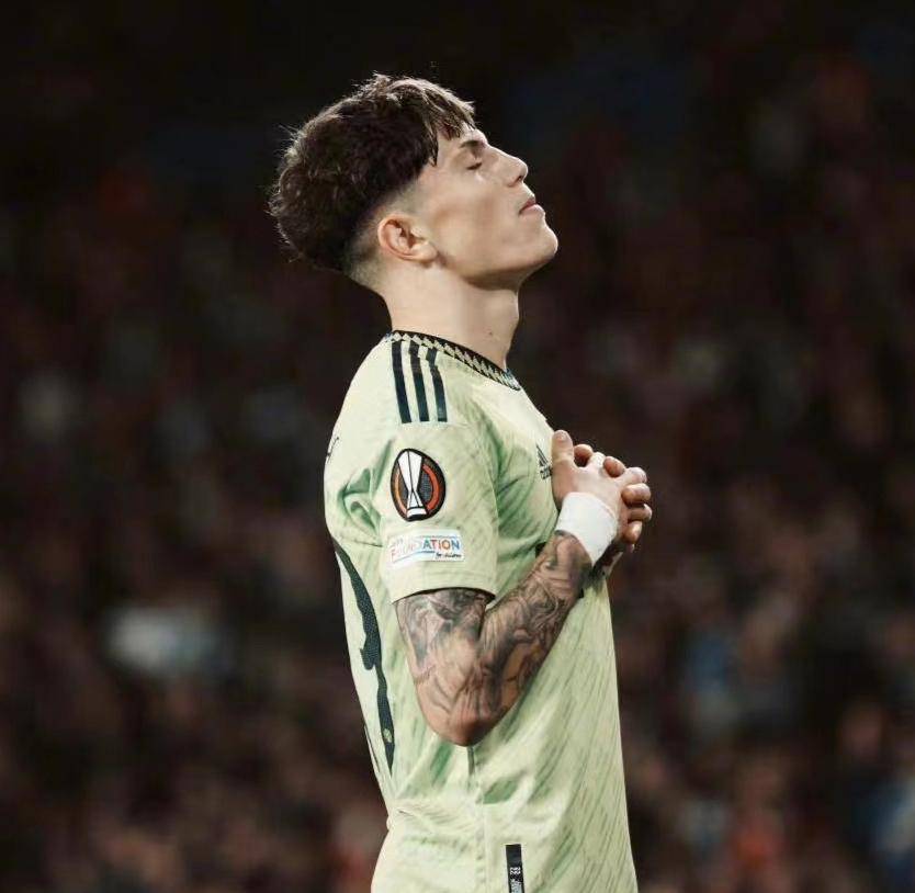 เขาเคยเป็นดาวรุ่งทองคำของแมนเชสเตอร์ ยูไนเต็ด แต่กลับถูกทอดทิ้งเพียงเพราะกล้าท้าทายผู้จัดการทีม เมื่อย้ายไปเชลซี ทีมสิงห์บลูส์ก็รีบโทรแจ้งสายด่วนฉ้อโกงในชั่วข้ามคืน คริสเตียโน่ โรนัลโด้ ดาวรุ่งชาวกานาแห่งยูโรป้าลีก