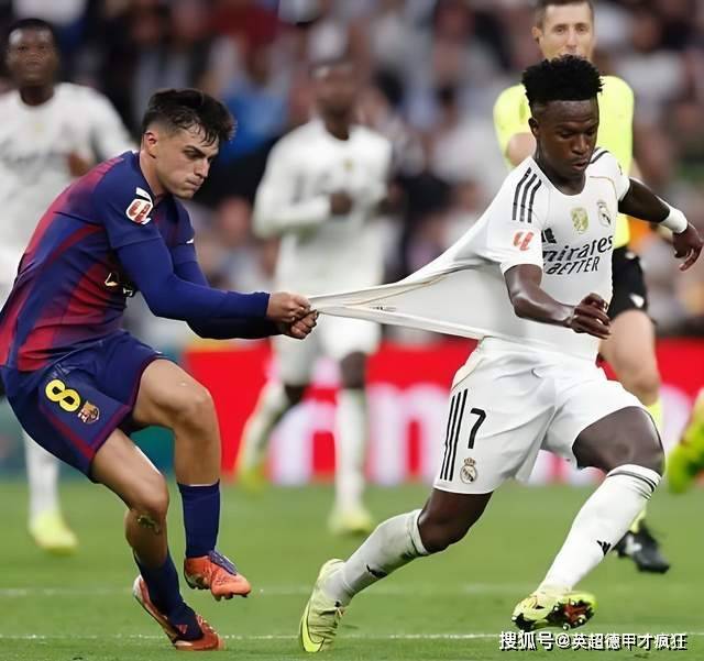 การดึงเสื้อของเปดรีใส่ริโกนีอย่างจงใจเป็นการฟาวล์เชิงแท็คติก! แต่สปอนเซอร์บนเสื้อต้องเหงื่อแตกพลั่ก! _นักฟุตบอลอาชีพ_ _เลือกสิ่งเลวร้ายน้อยกว่า_ _แฟนบอล_