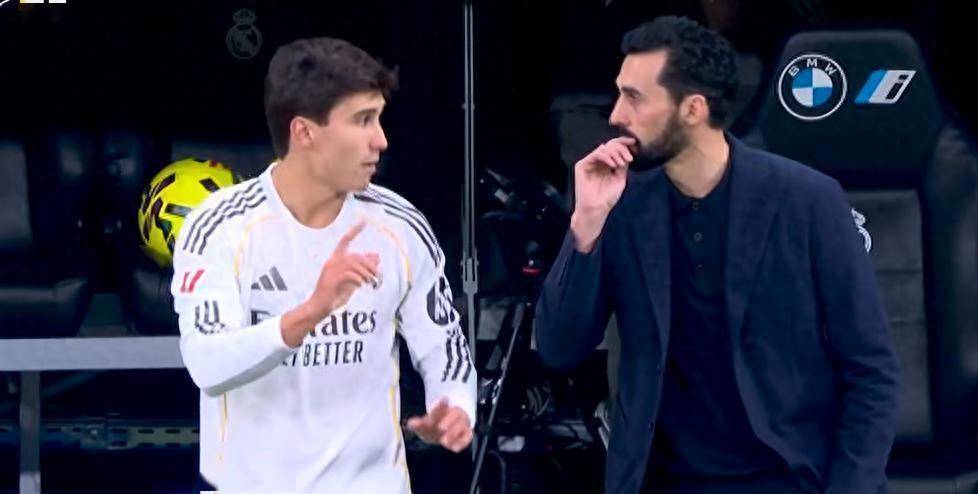 จบเกมสุดดราม่า: เรอัล มาดริด คว้าชัยชนะ 2-1 เหนือ เรอัล เบติส ในช่วงทดเวลาบาดเจ็บจากจุดโทษ ปิดช่องว่างกับบาร์เซโลนาเหลือเพียงหนึ่งแต้ม; เอ็มบัปเป้ทำประตู_แมตช์_เบลลิงแฮม_แฟน