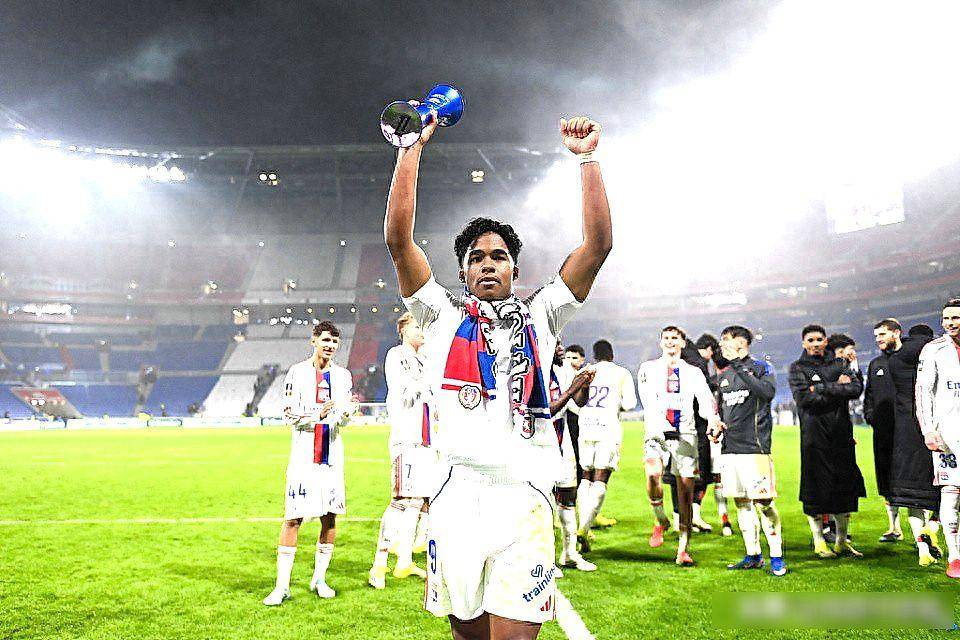 ยาขมแห่งความเสียใจนี้ เรอัล มาดริดต้องกลืนลงไปอย่างแท้จริง! ผู้สืบทอดตำแหน่งของโรนัลโด้จากไปแล้วและทีมก็แตกแยก แต่พวกเขาก็ยังกวาดรางวัลลีกมาได้ทั้งซ้ายและขวา! _เอนดริค_ _ลียง_ _โอกาส_