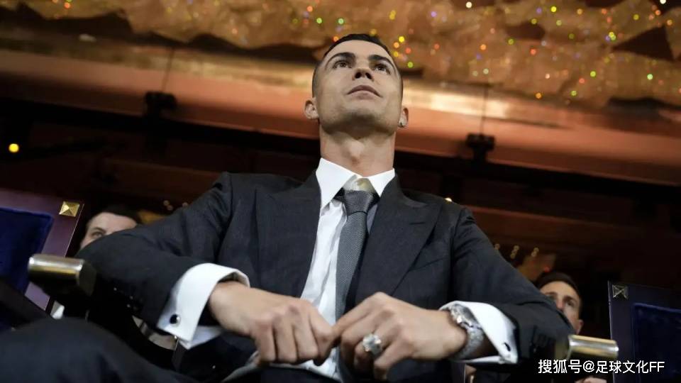 คริสเตียโน่ โรนัลโด้ เผชิญกับเสียงวิจารณ์อย่างหนักจาก 'การพูดจาเพ้อเจ้อเพื่อตัวเอง' ที่แมนเชสเตอร์ ยูไนเต็ด โดยตำนานสโมสร 'มีแนวโน้มที่จะถูกลงโทษ' _ริยาด_, ซาอุดีอาระเบีย คาริม เบนเซม่า