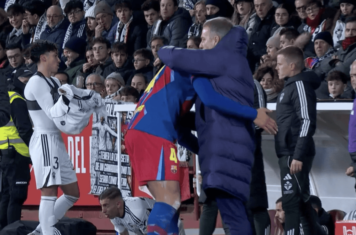 ช่วงเวลาสะเทือนใจ! กัปตันบาร์เซโลนาวัย 26 ปีอุ้มฟลิควัย 60 ปีไว้ในอ้อมแขน: "ขอบคุณพ่อที่ช่วยลูกชายที่หลงทางของพ่อกลับมา" - อเราโฆ - การแข่งขัน - ประตู