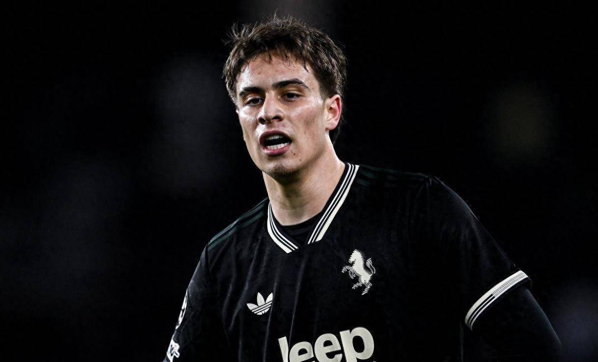 ยูเวนตุสคว้าข้อตกลงใหม่! ค่าเหนื่อยปีละ 6 ล้านยูโร + สัญญายาว 5 ปี ยืนยันแล้ว ด้วยผลงาน 12 ประตูและ 9 แอสซิสต์ อนาคตของดาวรุ่งเซเรียอาผู้นี้จะลงเอยอย่างไร? _เคนาน อิลดิซ_ แชมเปียนส์ลีก โรม่า